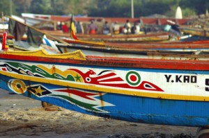Vissersbootjes op het strand in Gambia