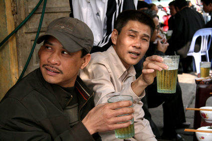 Mannen die bier drinken in Hanoi, Vietnam