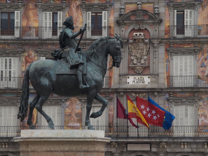 Plaza Mayor met standbeeld in Madrid