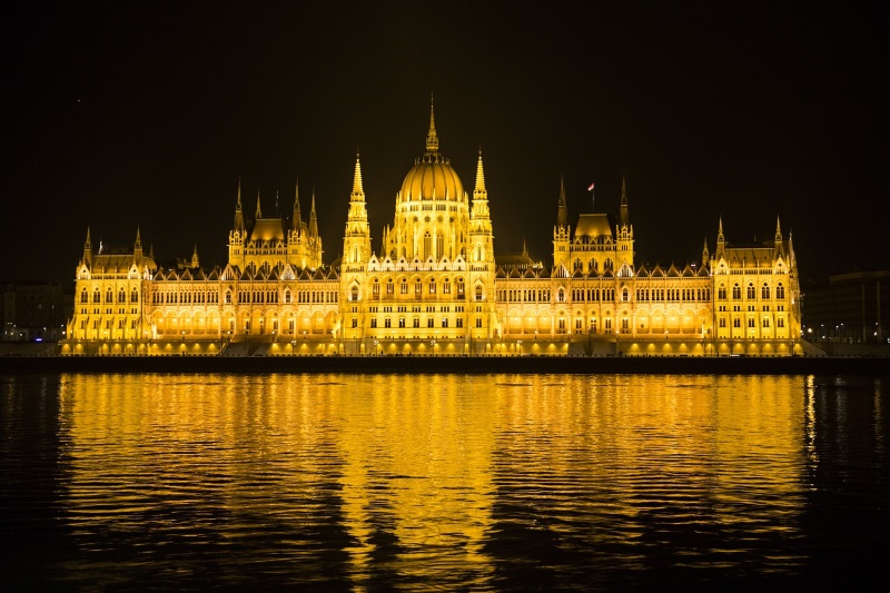 Parlementsgebouw in Boedapest bij nacht