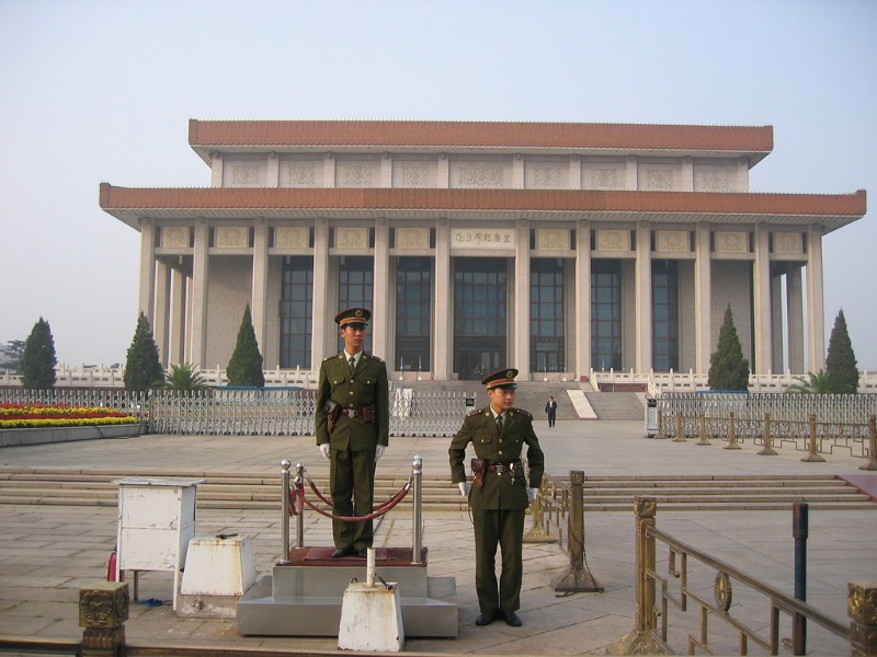 Erewacht bij Mausoleum van Mao in Peking
