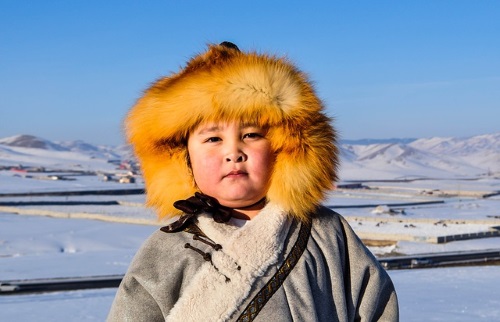 Jongen op steppe Mongolië