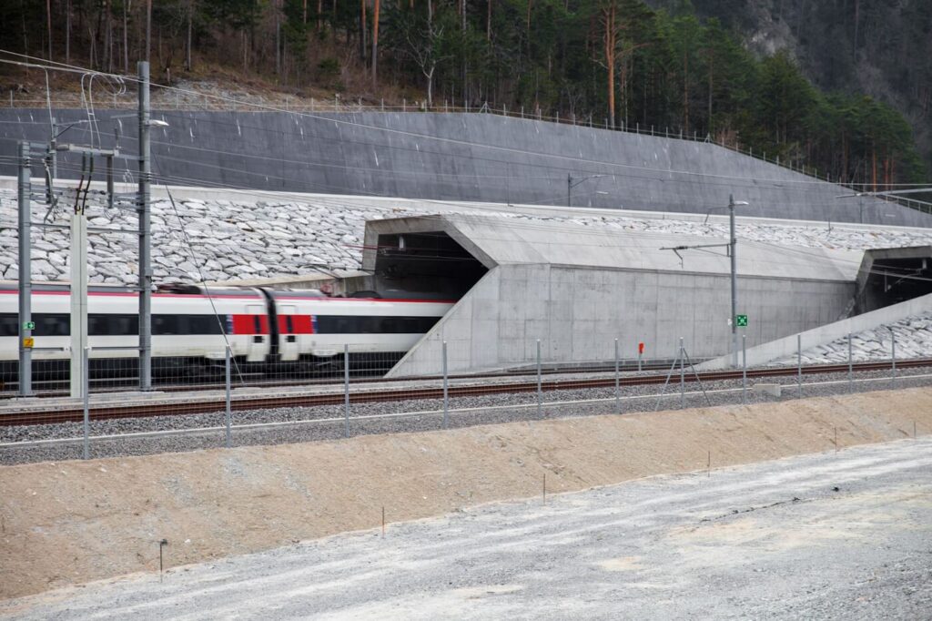 Zwitserland langste treintunnel)
