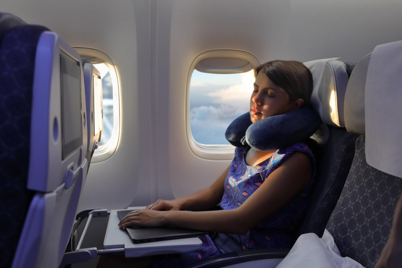 vriendelijk Sinis kijken 11 slaapkussens voor in het vliegtuig. | Wereldreizigersclub
