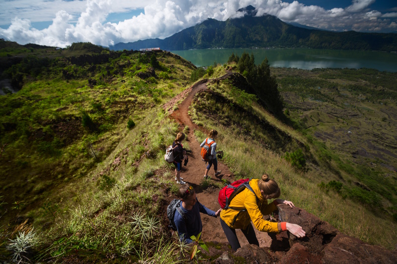 Toeristen die bergen beklimmen op Bali