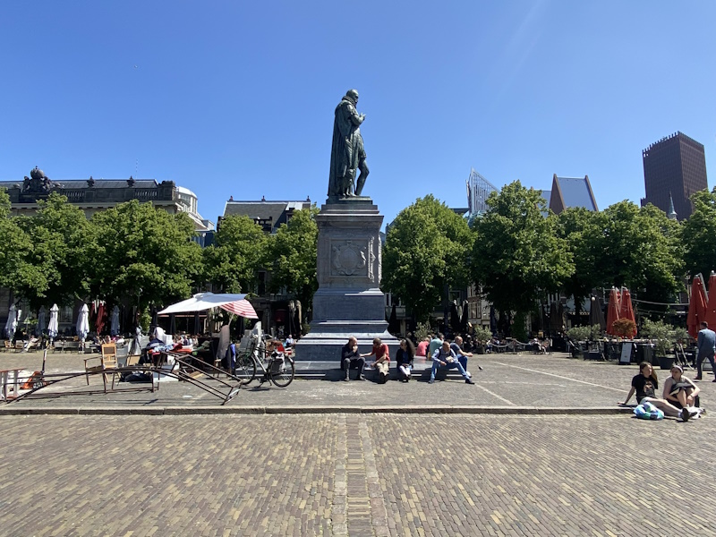 Standbeeld op het Plein in Den Haag