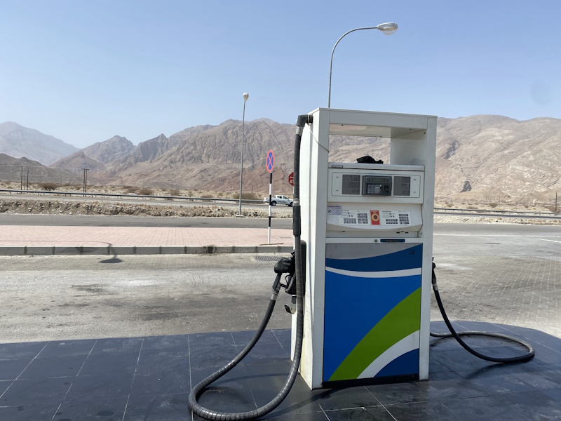 Oman autorijden benzinepomp