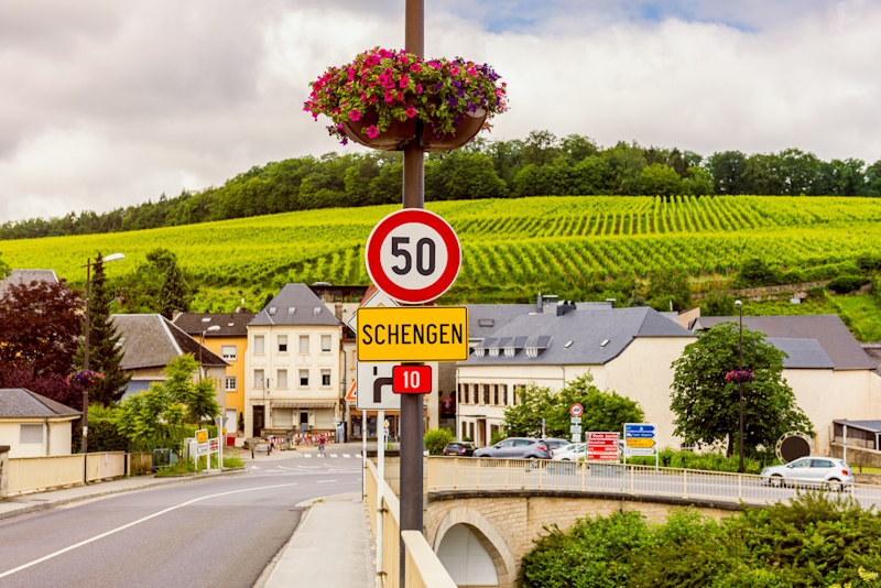 Luxemburg reizen auto en verkeersbord