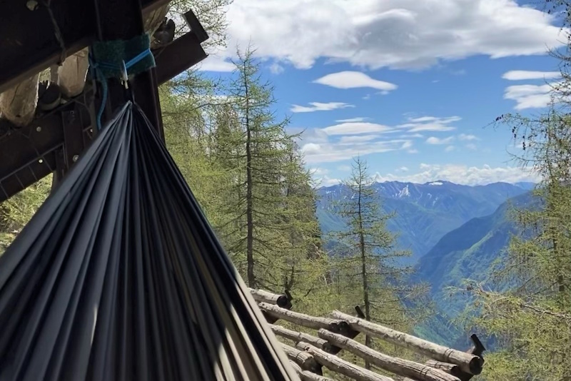 Uitzicht hangmat wandelroute Zwitserland