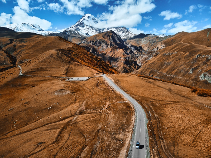 Georgië autorijden bergweg