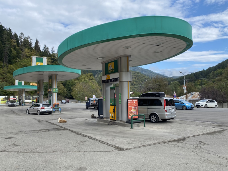 Georgië autorijden tankstation