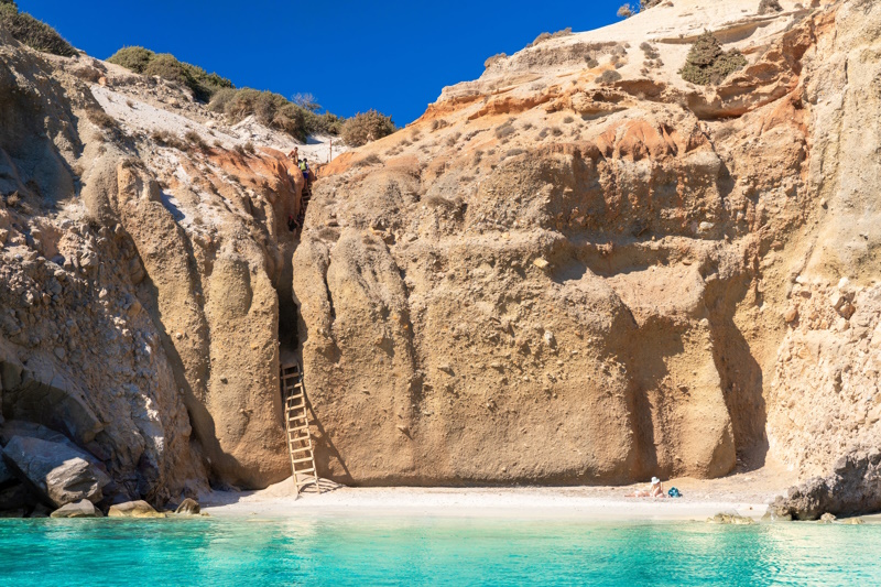 Milos Tsigrado strand