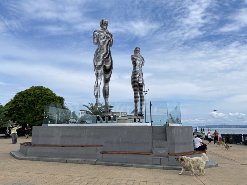 Standbeeld Ali en Nino in Batumi