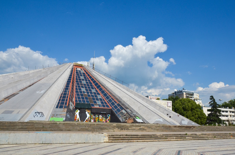 Tirana Piramide bezienswaardigheden