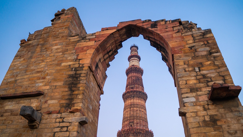 Stenen minaret Qutb Minar in Delhi
