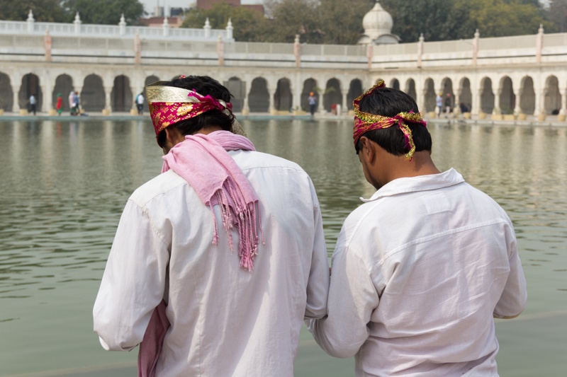 Bidden bij Sikh-tempel in Delhi