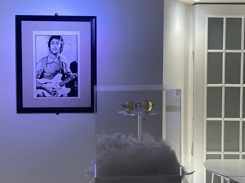 Liverpool The Beatles Story brilletje John Lennon