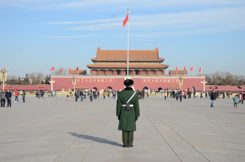 Soldaat op Tiananmen-plein in Peking