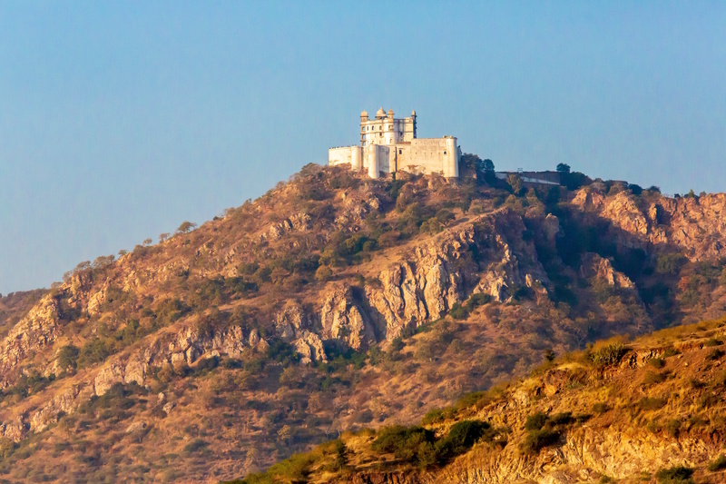 Monsoon Palace op heuvel Udaipur