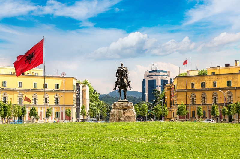 Tirana Skanderbegplein standbeeld