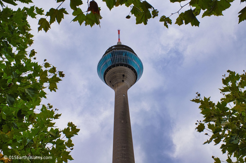 Düsseldorf Rheinturm bladeren