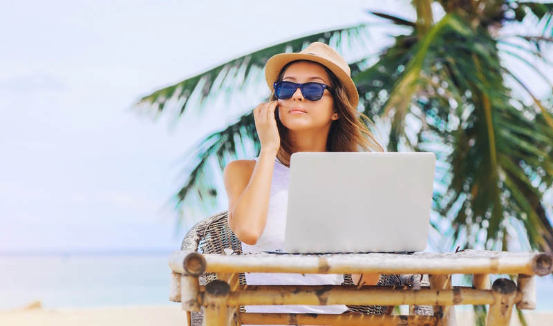 Reisverzekering digital nomad en laptop