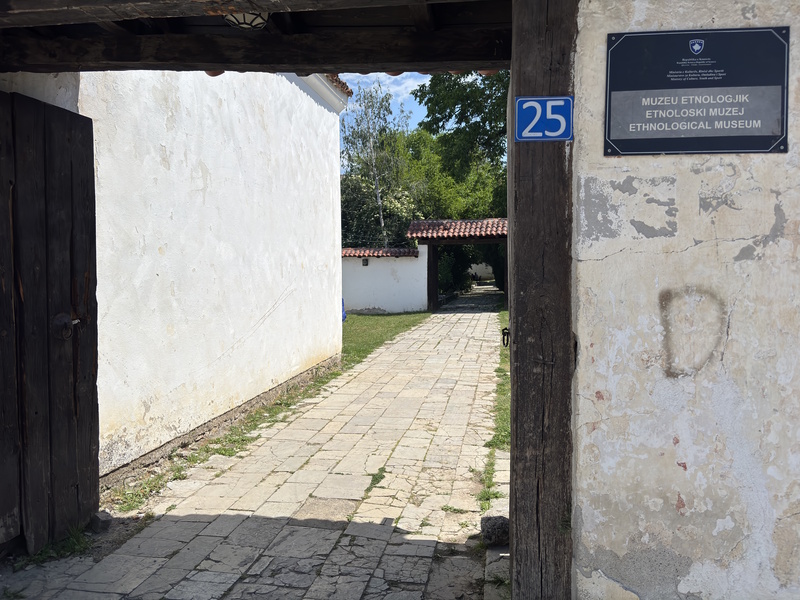 Ingang Etnografisch Museum Pristina