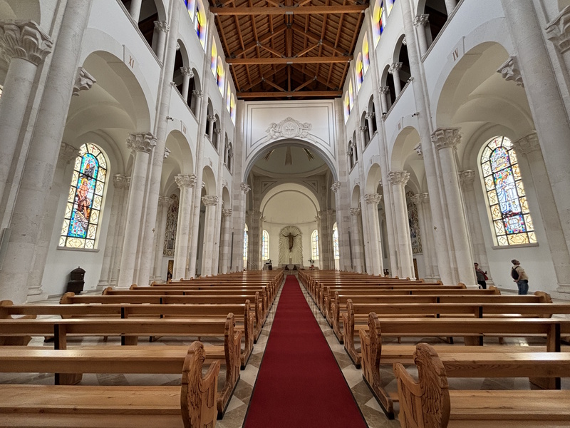 Pristina kathedraal interieur