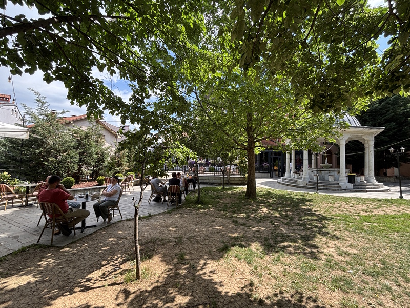 Terras Keizerlijke Moskee Pristina