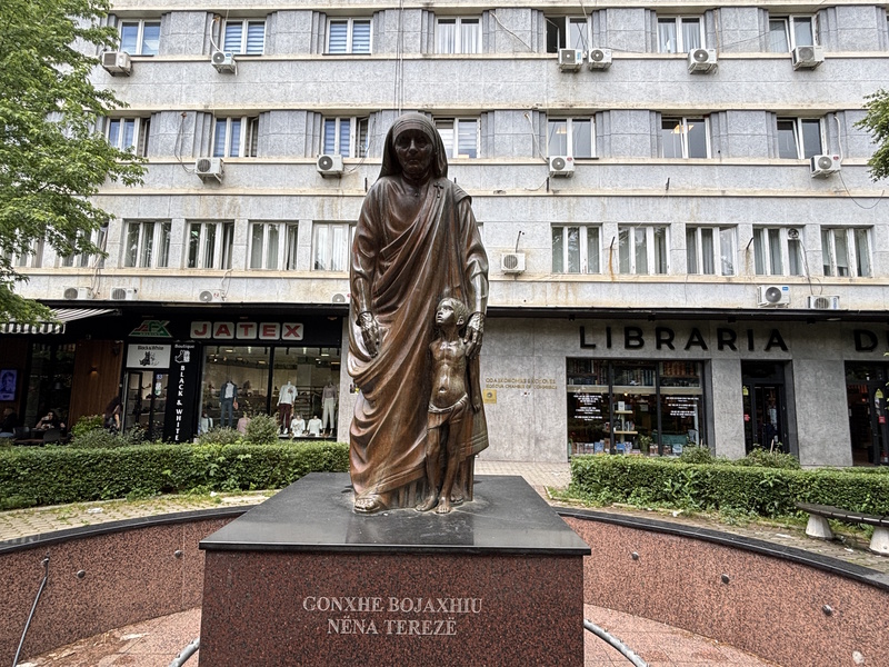 Beeld Moeder Teresa Pristina
