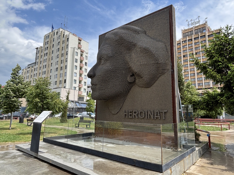 Pristina monument Heldinnen