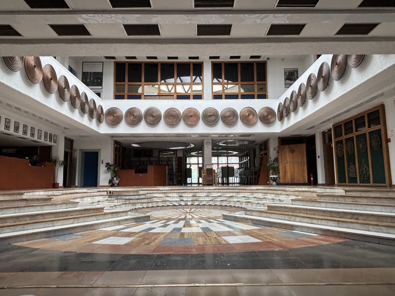 Entreehal nationale bibliotheek Pristina