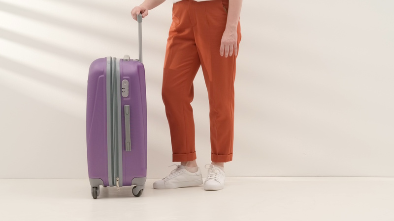 Kleding lange vliegreis en sneakers