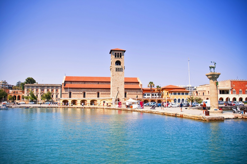 Mandraki haven in Rhodos-stad